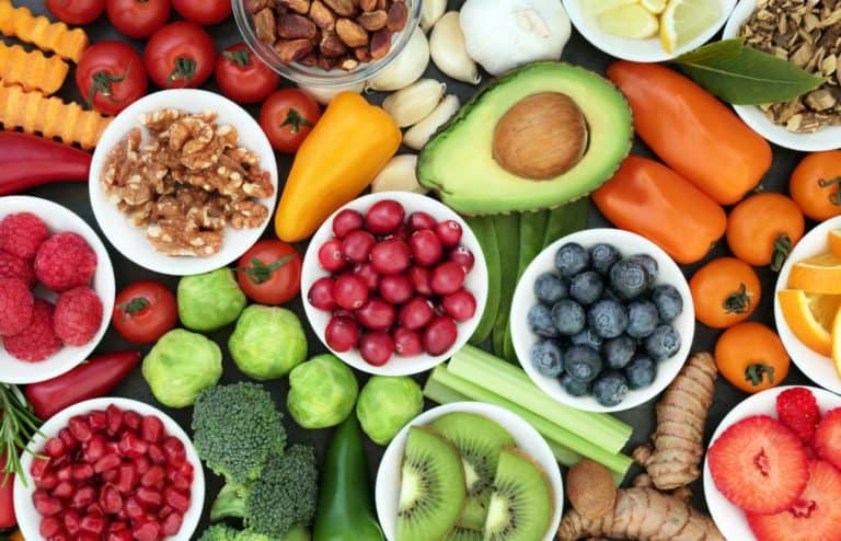 Variedad de frutas y verduras frescas y saludables para una piel radiante.