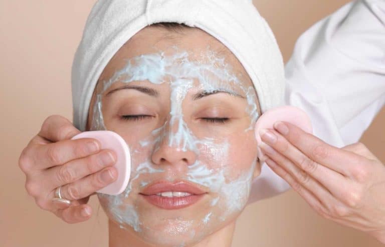 Mujer recibiendo tratamiento facial natural en spa Aloha Day Spa.