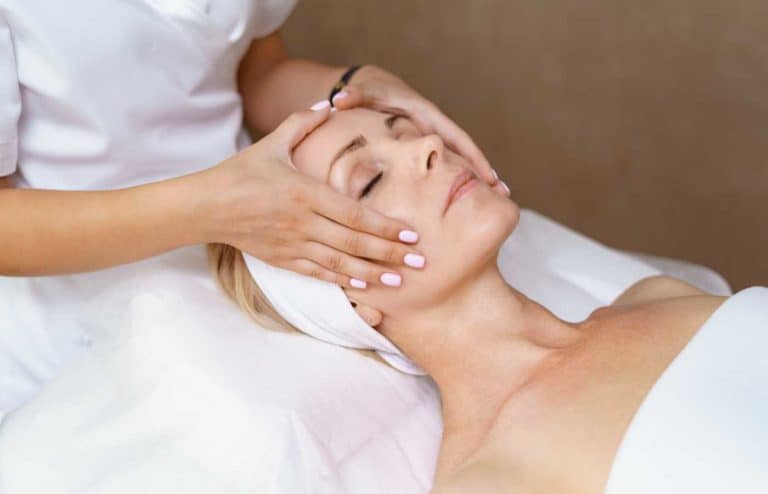 Tratamiento facial relajante en Aloha Day Spa para belleza y bienestar.