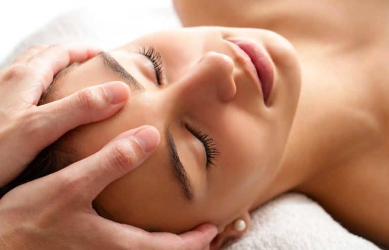 Relajante masaje facial para una piel radiante y rejuvenecida en Aloha Day Spa.