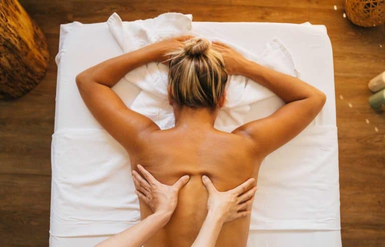 Masaje relajante en la espalda en un spa Aloha Day Spa.