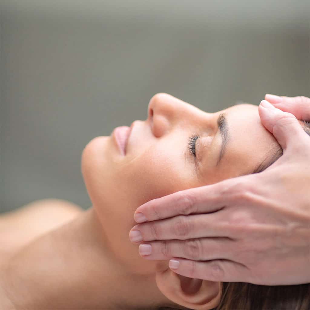Relajante masaje facial en Aloha Day Spa para bienestar y belleza.