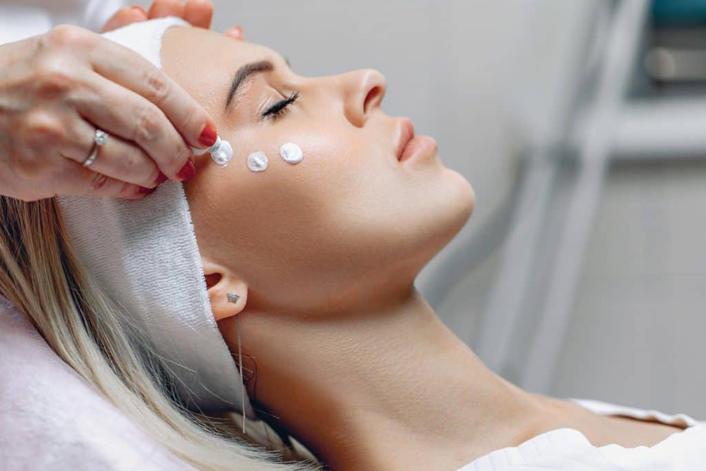 Tratamiento facial en Aloha Day Spa para relajación y belleza.
