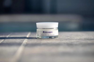 Crema de células matrices Evolugie en frasco pequeño para cuidado facial.
