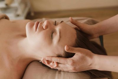 Relajante masaje facial en Aloha Day Spa para bienestar y belleza.