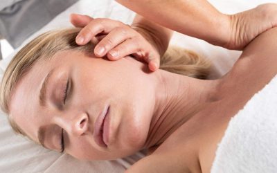 Relajante masaje facial en Aloha Day Spa para bienestar y belleza.