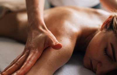Masaje relajante en Aloha Day Spa para bienestar y relajación.