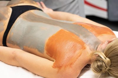 Tratamiento de envoltura corporal en Aloha Day Spa para bienestar y relajación.