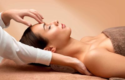Relajante masaje facial en Aloha Day Spa para bienestar y belleza.