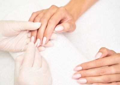 Manicura Shellac en manos con uñas perfectas y brillo duradero.