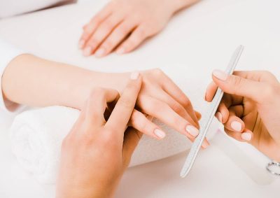 Manicura Shellac en manos con uñas perfectas y brillo en Aloha Day Spa.