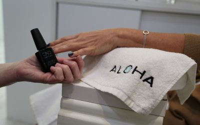 Manicura y pedicura en Aloha Day Spa con productos de uñas y toalla personalizada.