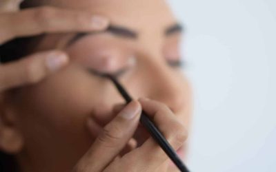 Maquillaje profesional en proceso en Aloha Day Spa.