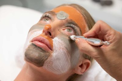 Tratamiento facial en Aloha Day Spa para rejuvenecimiento y bienestar.