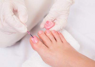 Manicura con esmalte Shellac en uñas de pie en Aloha Day Spa.