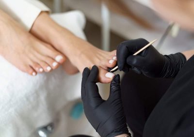 Manicura de pies en Aloha Day Spa con atención profesional.