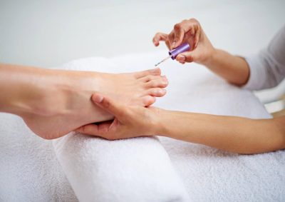 Tratamiento de pedicura en Aloha Day Spa con cuidado profesional.