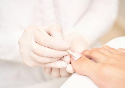 Manicura de pies con técnica Shellac en Aloha Day Spa.