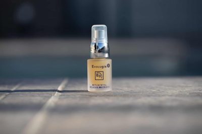 Ampolla de serum SV Células Matrices en superficie de madera.