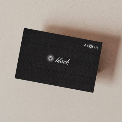 Tarjeta de regalo Aloha Day Spa con diseño negro y logo en relieve.
