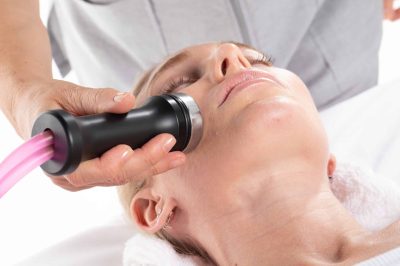 Tratamiento facial con tecnología de crioterapia en Aloha Day Spa.