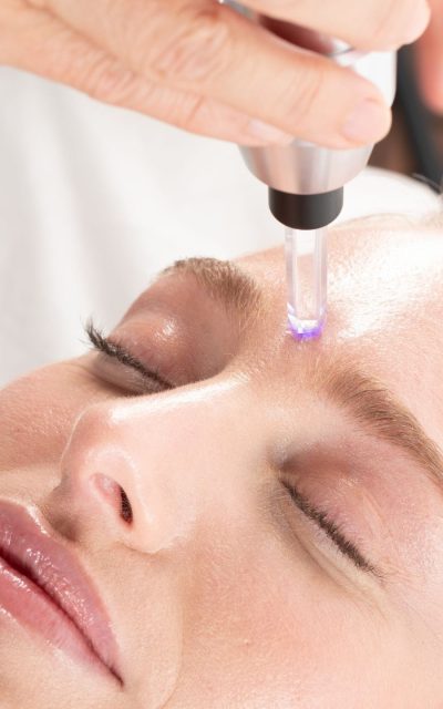 Tratamiento de cromoterapia facial en Aloha Day Spa.
