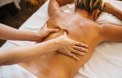 Masaje terapéutico para aliviar el dolor en la espalda en Aloha Day Spa.