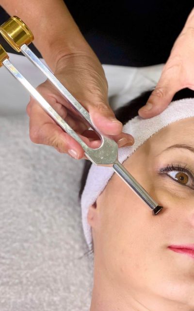 Tratamiento facial con herramientas en Aloha Day Spa.